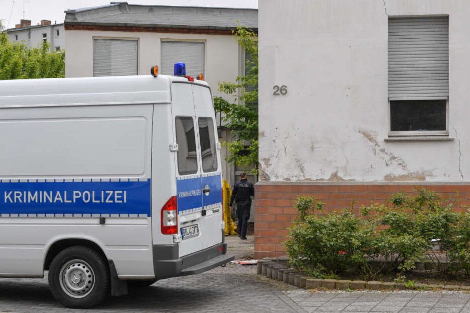 Ein Fahrzeug der Kriminalpolizei steht am Tatort vor einem Wohnhaus in Forst.