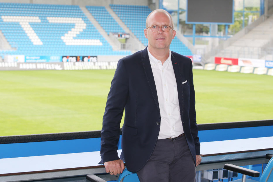 Der kaufmännische Geschäftsführer des CFC, Dr. Dirk Kall, sucht das Gespräch mit den Fans.