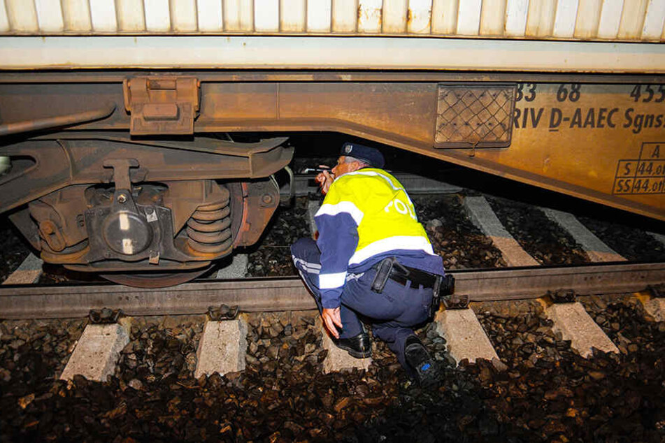 Ein österreichischer Polizist kontrolliert auf dem Bahnhof in Steinach am Brenner (Österreich) einen Güterzug.