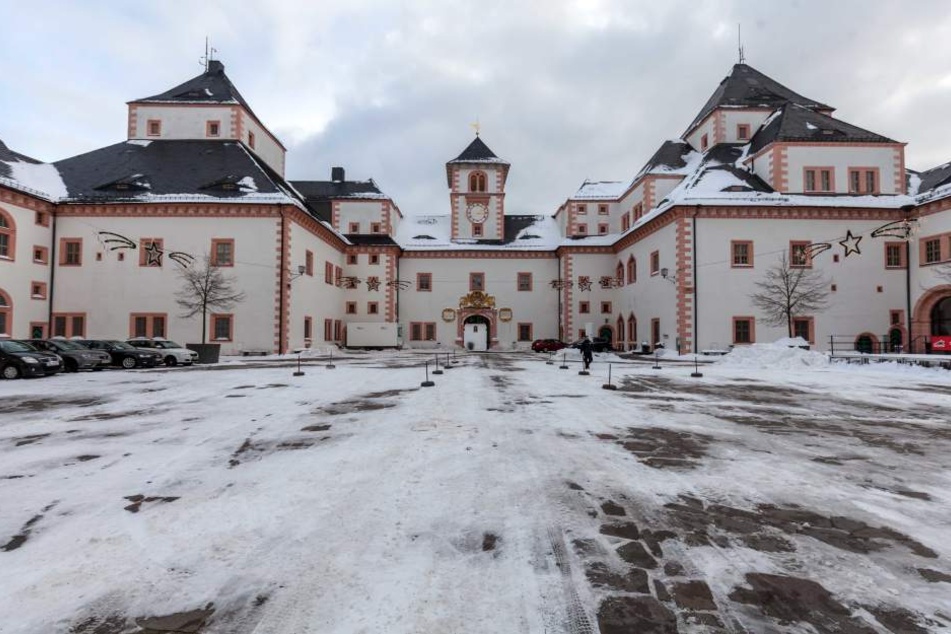 Der Schlosshof wurde für das Treffen komplett vom Schnee befreit.