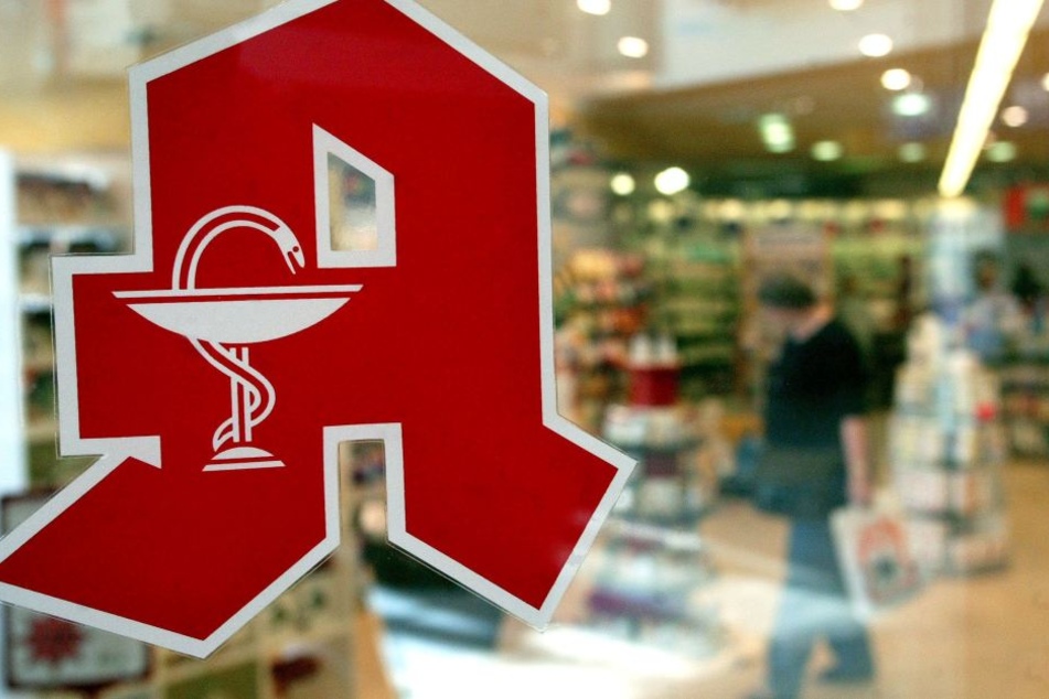 Das rote "Apotheken-A“ wird auf dem Lande seltener. Im Schnitt versorgt eine Apotheke in Sachsen 4151 Einwohner.