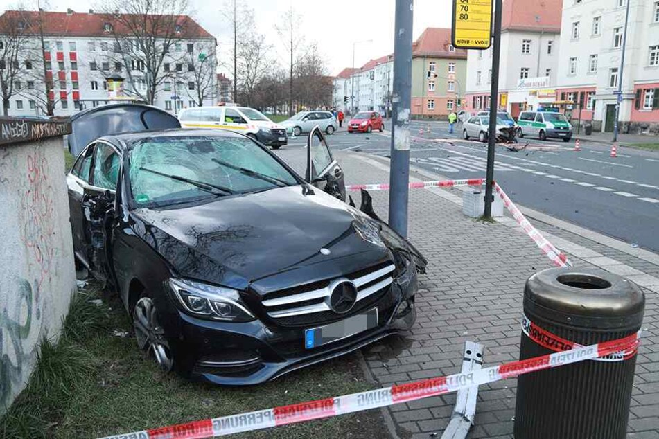 Der Fahrer des Mercedes flüchtete nach dem Unfall!