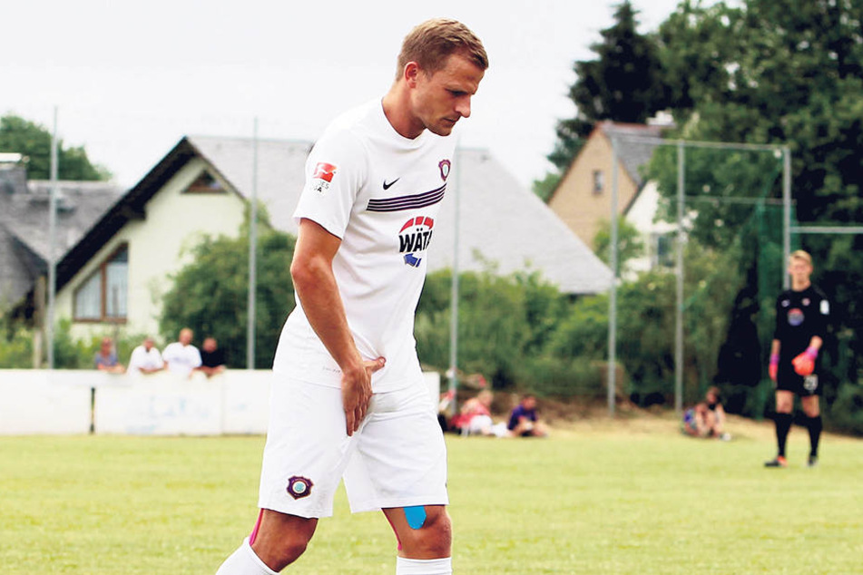 Nicky Adler fasste sich beim Spiel in Bernsbach an die Leiste - da wusste er schon, dass was kaputtgegangen war.