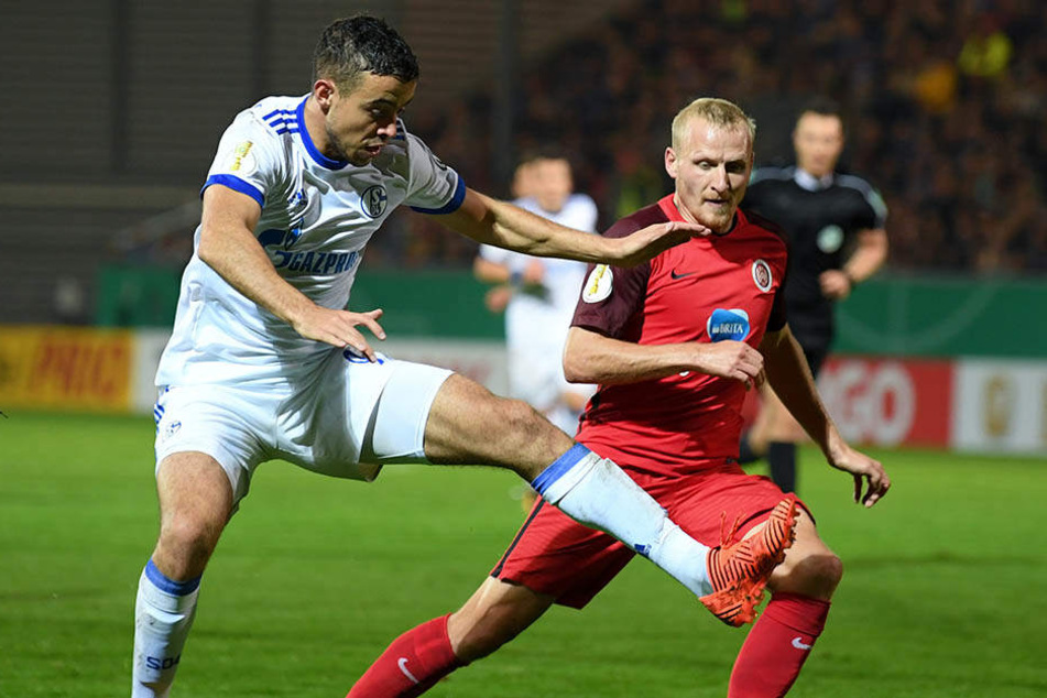 Franco di Santo (links) ist vor Routinier Alf Mintzel am Ball.