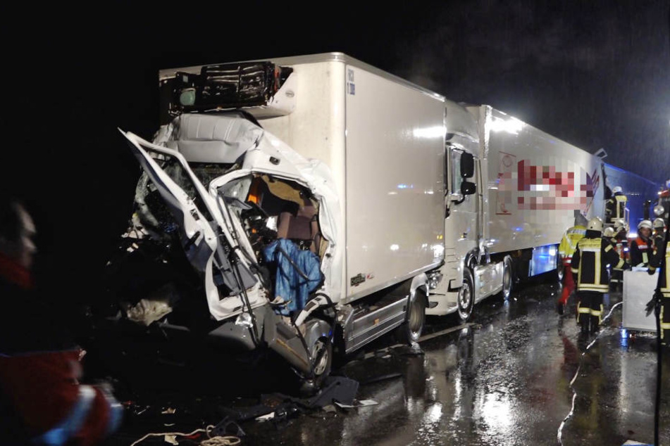 Die Feuerwehr konnte den Fahrer des des komplett zerdrückten Sattelzuges nicht mehr lebend aus dem Führerhaus bergen.