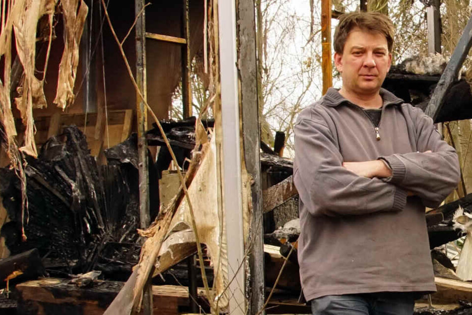 Lars Mandler (46) steht vor den ausgebrannten Überresten seiner Werkstatt.