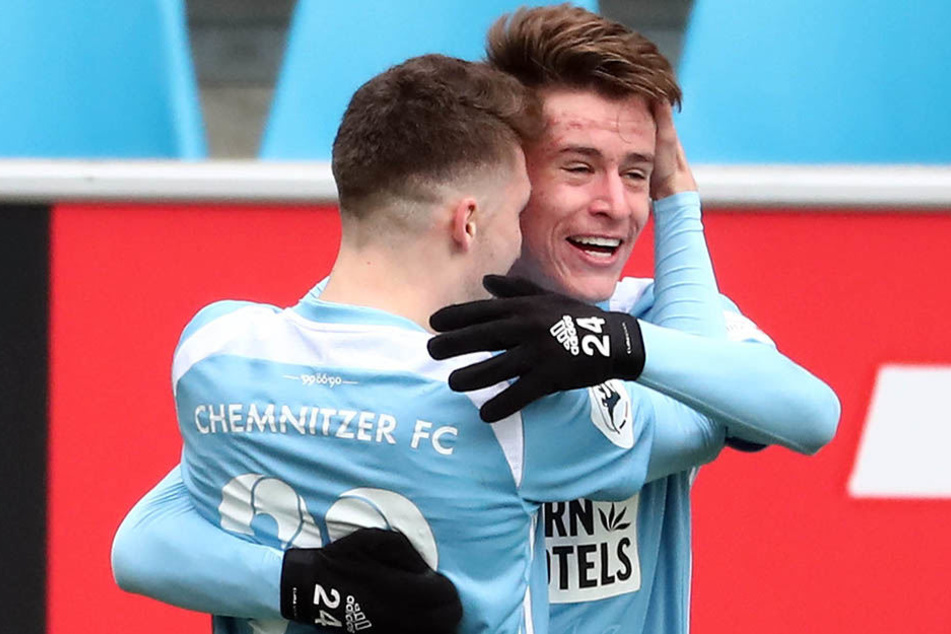 Chemnitzer Siegtorschützen unter sich: Tom Baumgart und Florian Hansch jubeln gemeinsam.