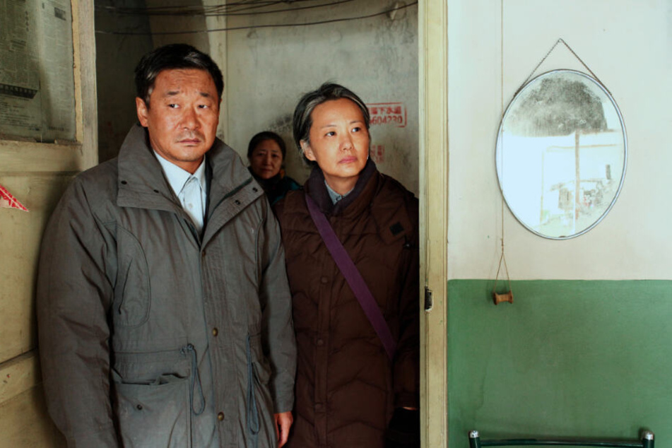 Liu Yaojun (l., Wang Jingchun) und Wang Liyun (r., Yong Mei) kehren viele Jahre nach dem Auszug wieder in ihre Wohnung zurück.