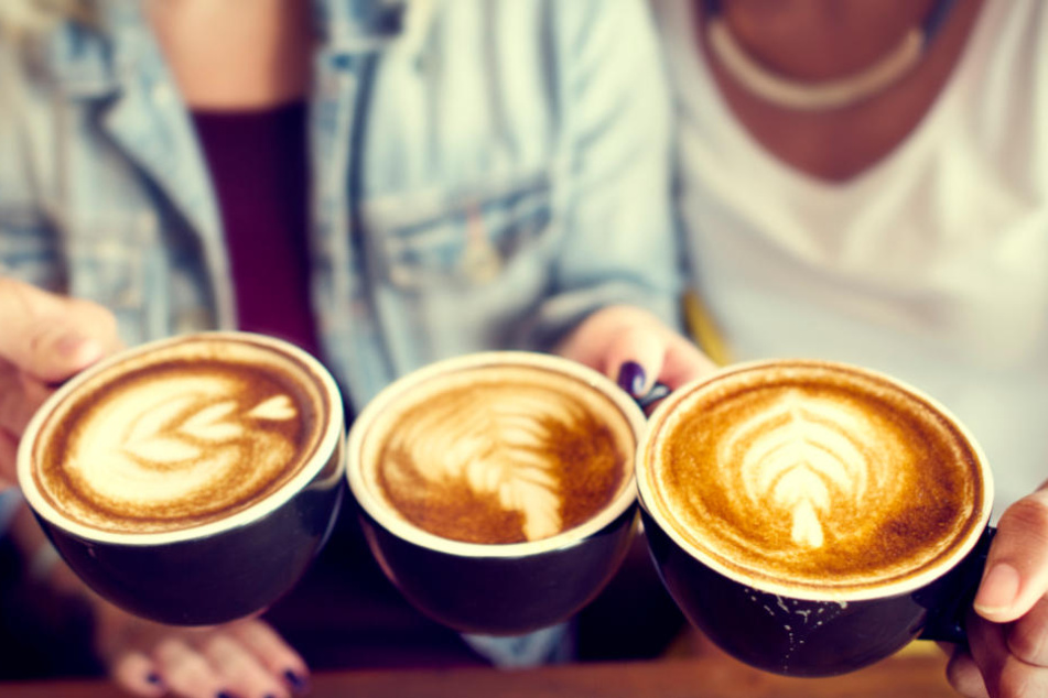 Drei Cappuccini bitte - in Leipzig kommen Kaffee-Liebhaber verhältnismäßig günstig weg. (Symbolbild)