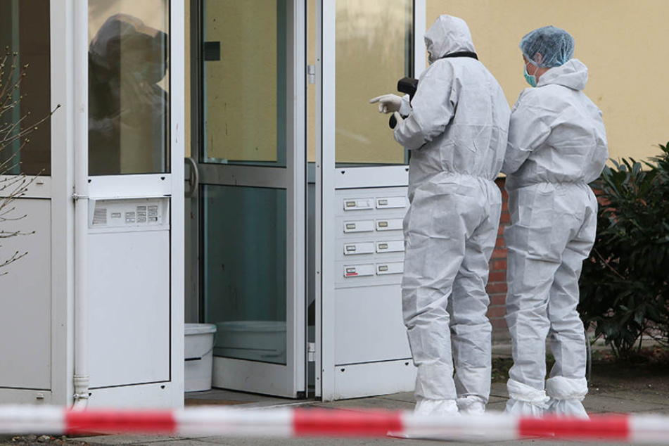 Beamte der Spurensicherung dokumentieren einen Tatort. (Symbolbild)