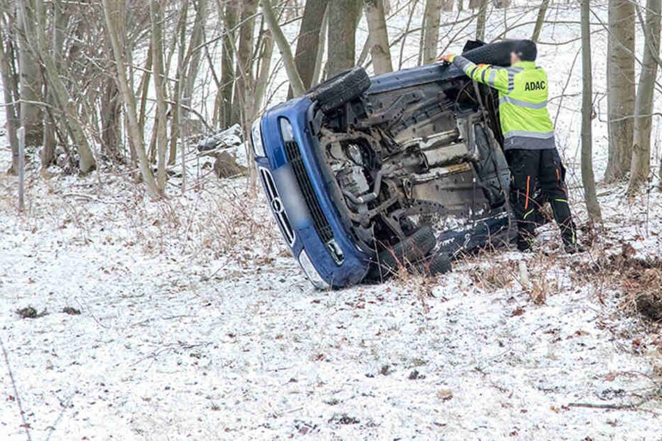Das Auto blieb auf der Beifahrerseite liegen.