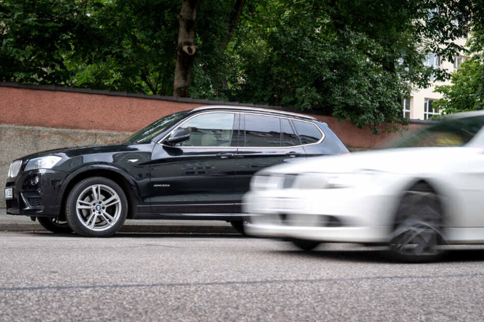 Der Mann suchte seinen geparkten SUV am Straßenrand. (Symbolbild)