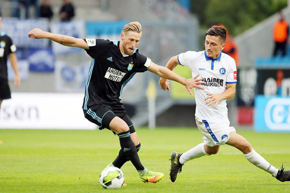 Björn Kluft (l., hier im Duell mit Marcel Mehlem) war gegen Karlsruhe ein Aktivposten bei den Chemnitzern.