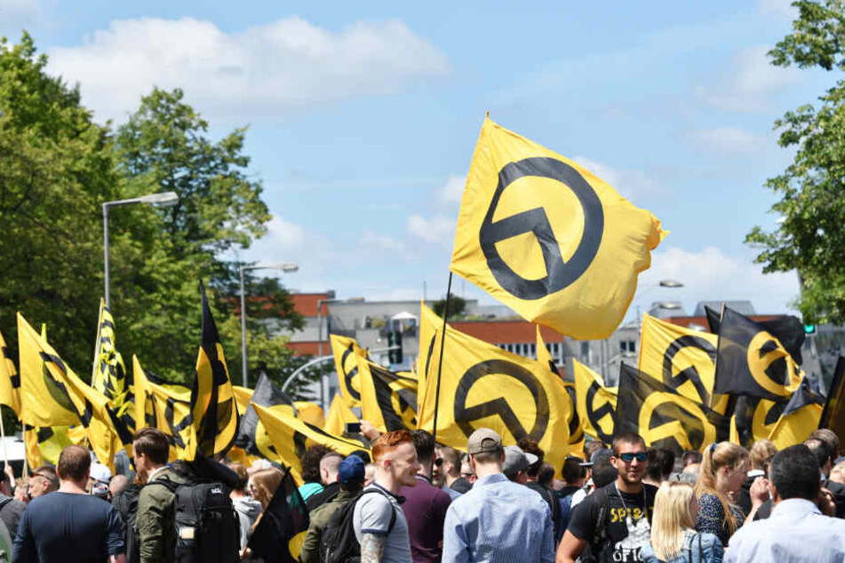 Anhänger der Identitären demonstrieren. (Archivbild)