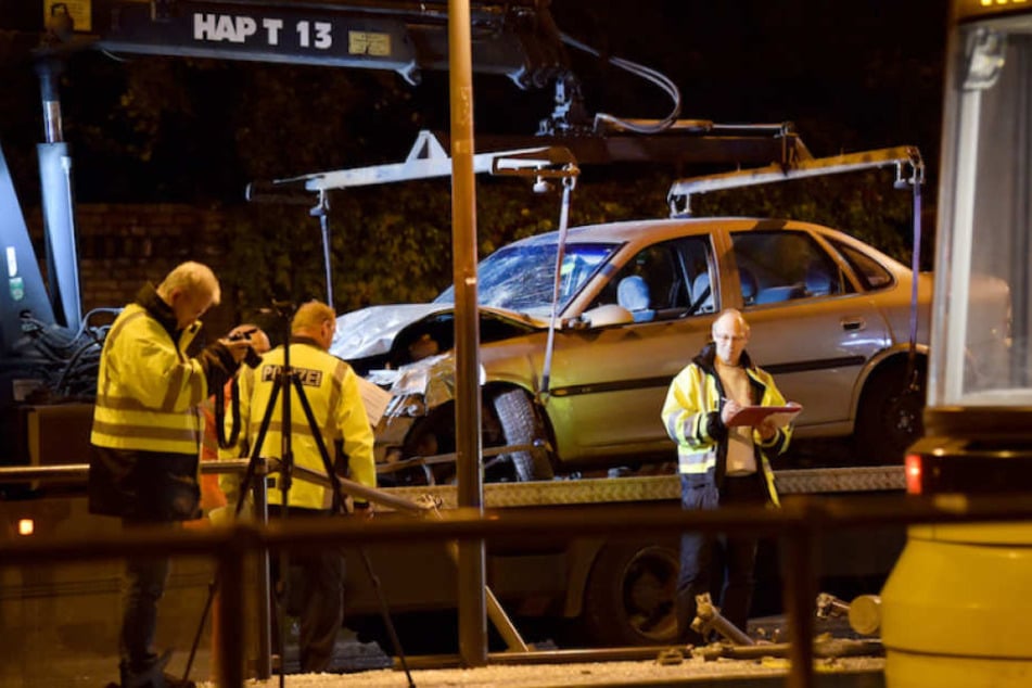 Der völlig demolierte Opel Vectra des Todesfahrers (25) wird abtransportiert.