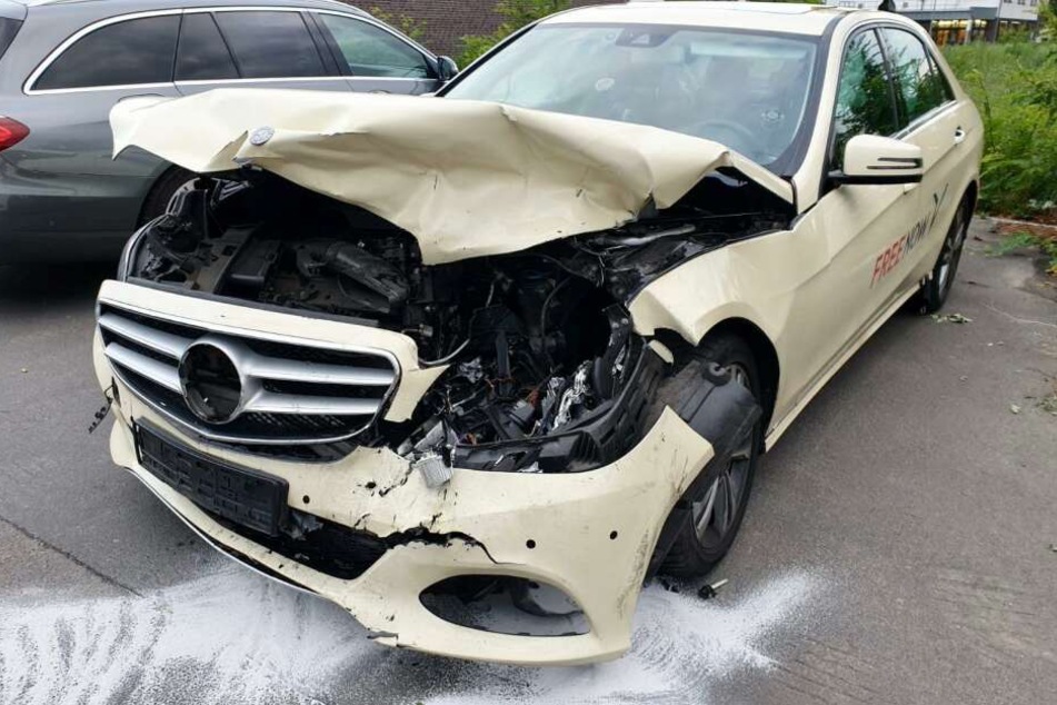 Ein Taxi ist am Freitagabend in Berlin in ein anderes Auto gekracht.