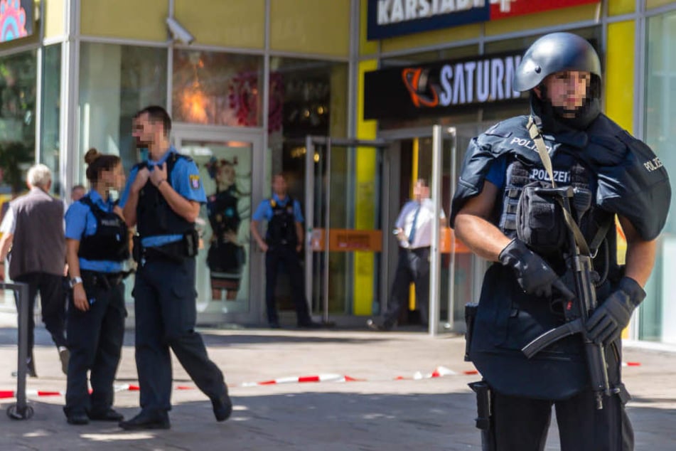 Schwer bewaffnete Polizisten sicherten den Bereich ab.