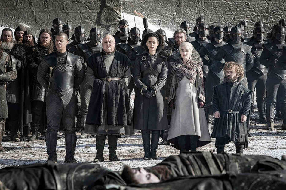 Auch Daenerys Targaryen (vorne, Zweite von rechts; Emilia Clarke) und ihre Freunde betrauern die vielen Verstorbenen.
