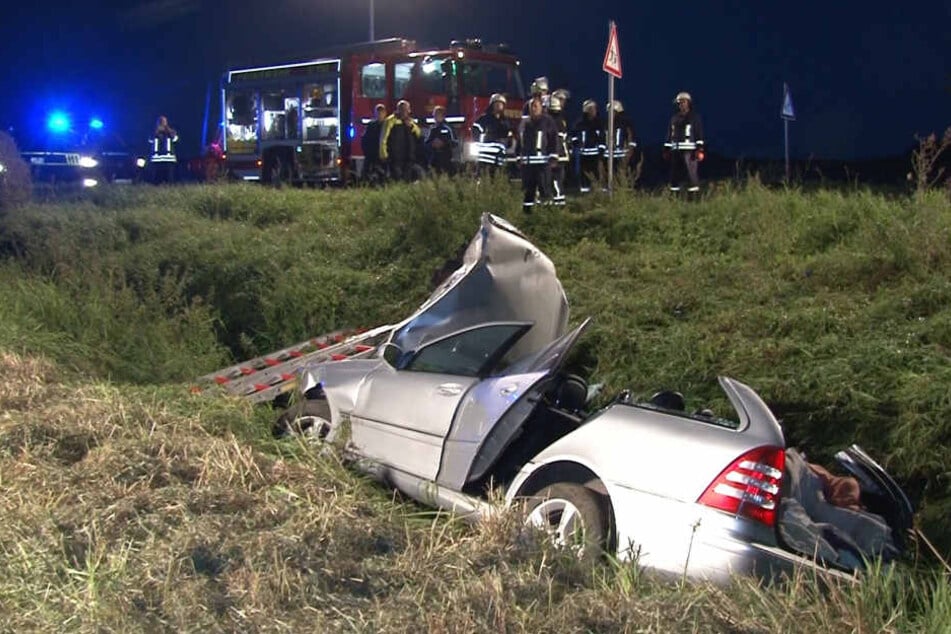 Die Feuerwehr hatte große Mühe die Frau aus dem Autowrack zu befreien.