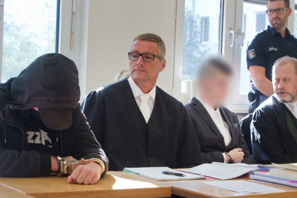 Der 19-jährige Angeklagte (l) und der 21-jährige Angeklagte (3.v.l.) sitzten im Gerichtssaal im Landgericht neben ihren Anwälten.