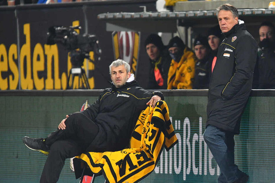 Blicke, die alles sagen! Dynamo-Coach Uwe Neuhaus (r.) und Co-Trainer Peter Nemeth konnten nicht fassen, was sie von ihrer Elf geboten bekamen.