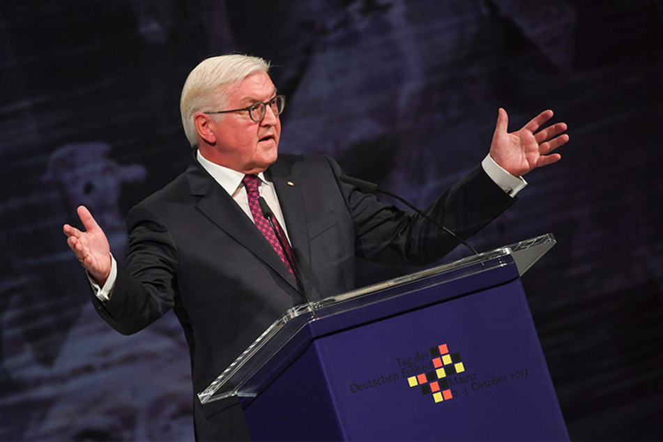 Bundespräsident Frank-Walter Steinmeier (SPD) spricht bei der zentralen Feier zum Tag der Deutschen Einheit in Mainz (Rheinland-Pfalz) beim Festakt in der Rheingoldhalle.
