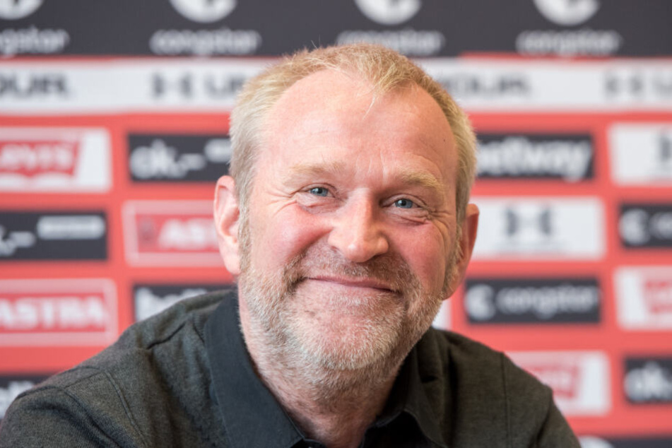 St. Paulis Sportchef Uwe Stöver hat nach seiner Vertragsverlängerung gut lachen.