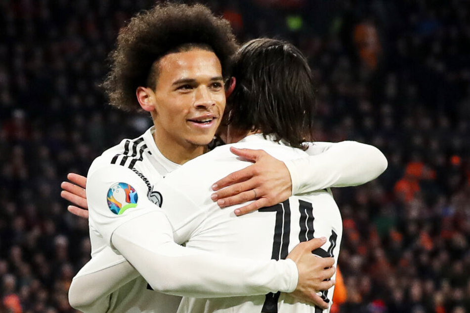 Leroy Sané (l.) könnte in diesem Sommer zum FC Bayern München wechseln.