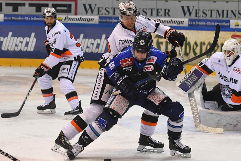 Eislöwe Nick Huard behauptet den Puck gegen Frankfurts Maximilian Faber.