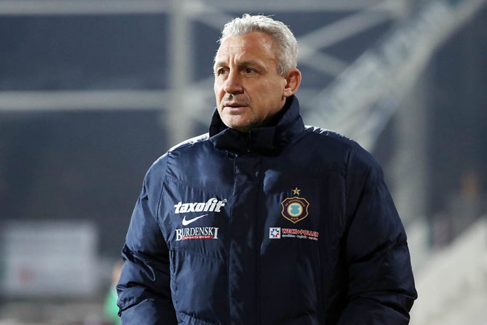 FCE-Trainer Pavel Dotchev korrigierte die Taktik gleich mehrfach - brachte nichts.