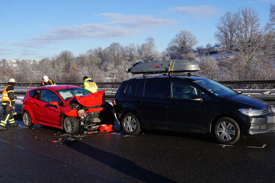 Der Ford (links) war dem VW ins Heck gerauscht. Vier Menschen kamen ins Krankenhaus.