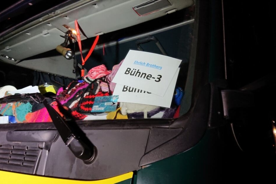 Der Lkw hatte Bühnenmaterial geladen.