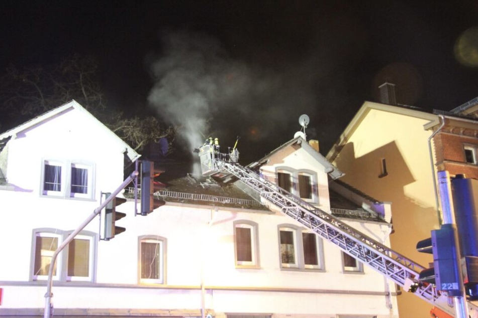 Die Feuerwehr löschte mit einer Drehleiter.