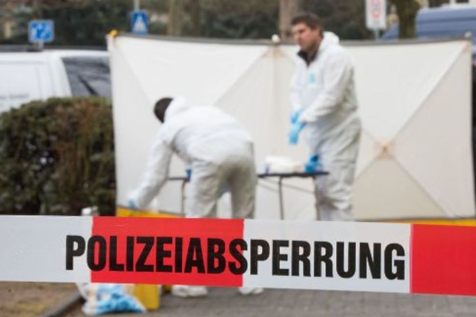 Ein Mann ist aus dem Fenster auf die Straße gestürzt. Er überlebte den Vorfall nicht. (Symbolbild)