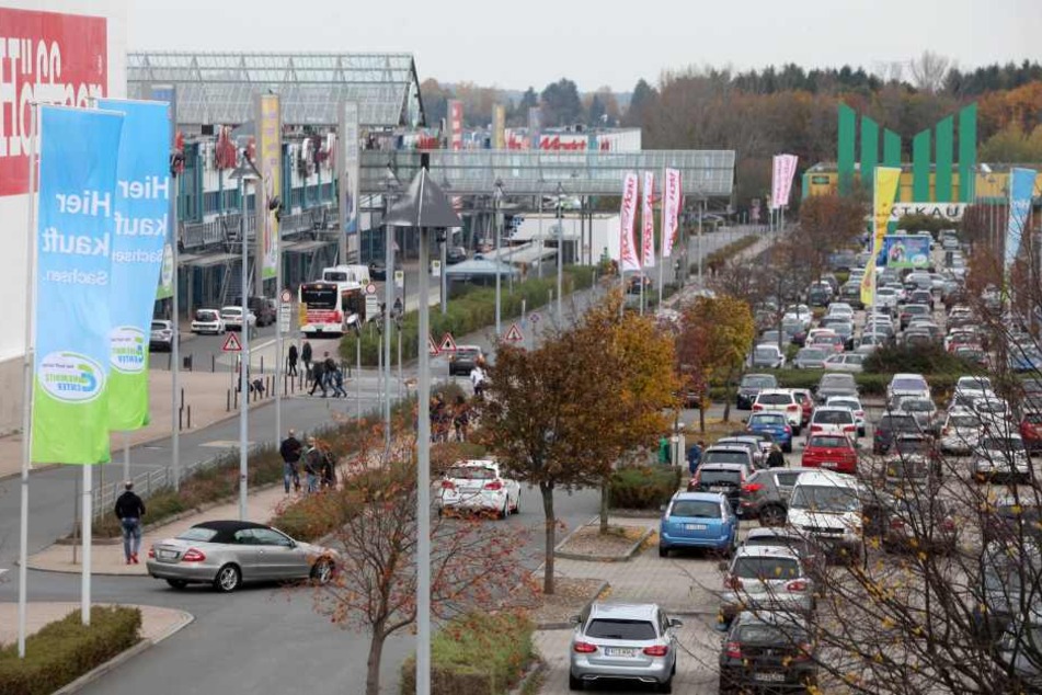 Der Parkplatz des Chemnitz Centers kurz nach Ladenöffnung um 12 Uhr. 1,5
Stunden später waren fast alle Plätze belegt.