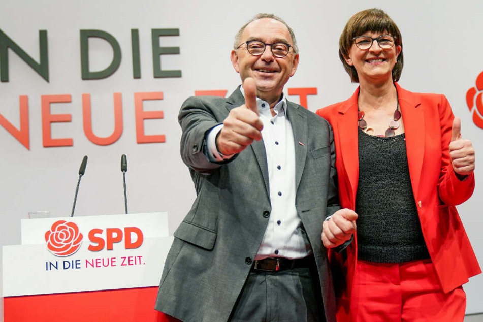 Saskia Esken und Norbert Walter-Borjans heben den Daumen hoch als neugewählte SPD Bundesvorsitzende beim SPD-Bundesparteitag nach der Wahl.