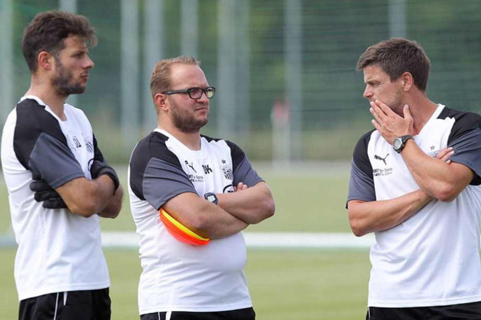 Co-Trainer Danny König (M.), hier mit Coach Torsten Ziegner (r.) und Torwarttrainer Steffen Süßner, appelliert vorm Spiel in Unterhaching vor allem an die Einstellung der FSV-Kicker.
