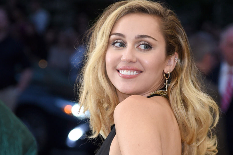 Miley Cyrus (26).