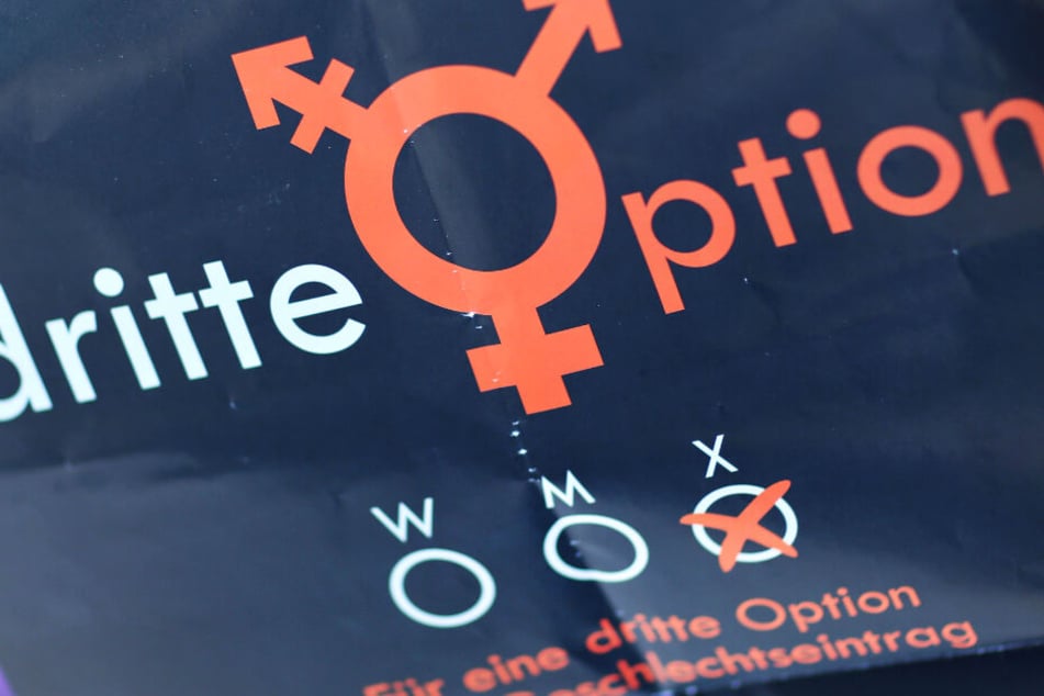 Das Archivbild zeigt ein Plakat mit der Aufschrift "dritte Option" und einem Zeichen für das dritte Geschlecht.