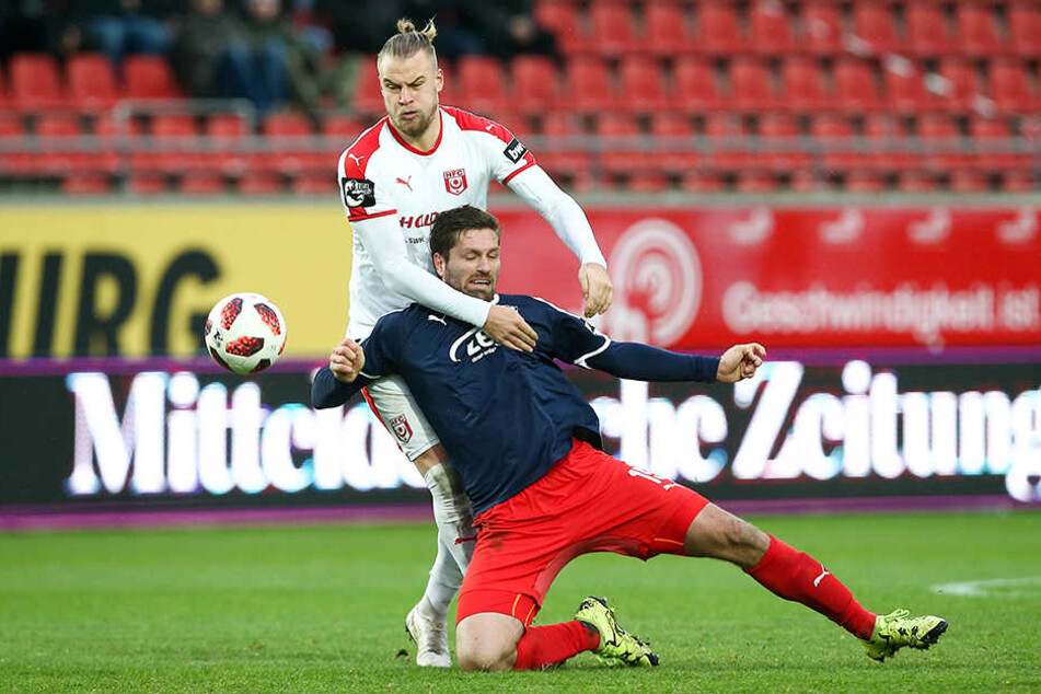 Symbolisch: Sebastian Mai (h.) meldete Ronny König ab.