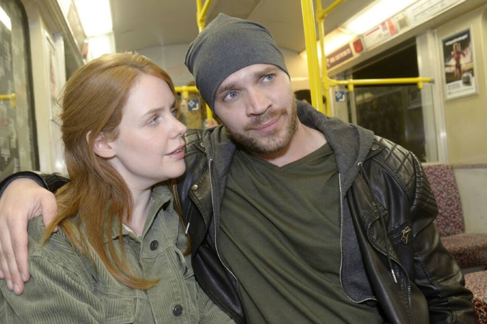 Plötzlich müssen Toni und Erik allen das frischverliebte Paar vorspielen.