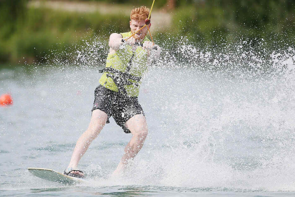 Zeigte im Camp in Österreich auf dem Wakeboard, welch Körperbeherrschung er hat: Fabian Kalig surfte mühelos übers Wasser.