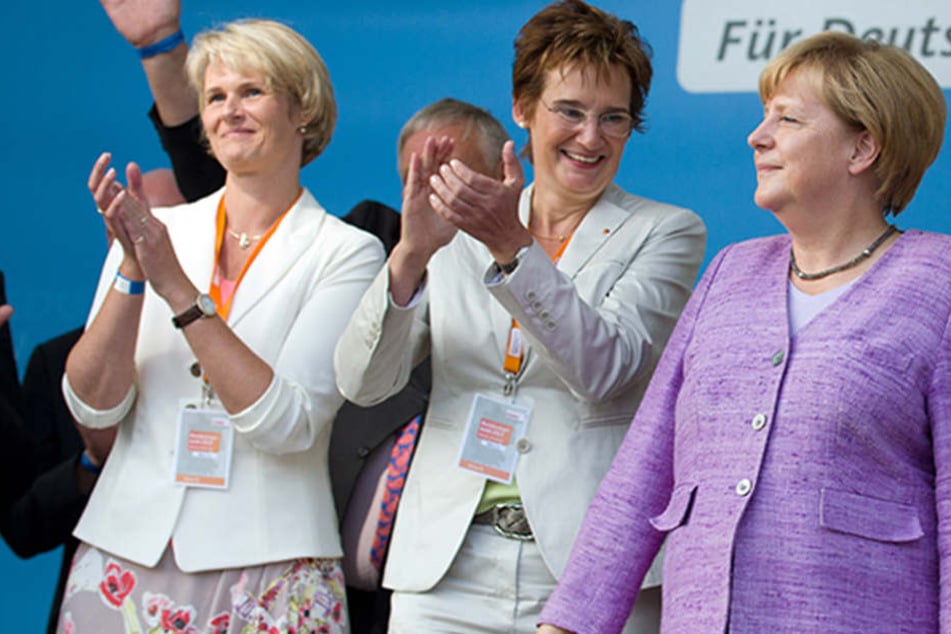 Die CDU-Bundestagskandidatinnen Anja Karliczek (l) und Sybille Benning (M) und Bundeskanzlerin Angela Merkel (r) bei einer Wahlkampftour.
