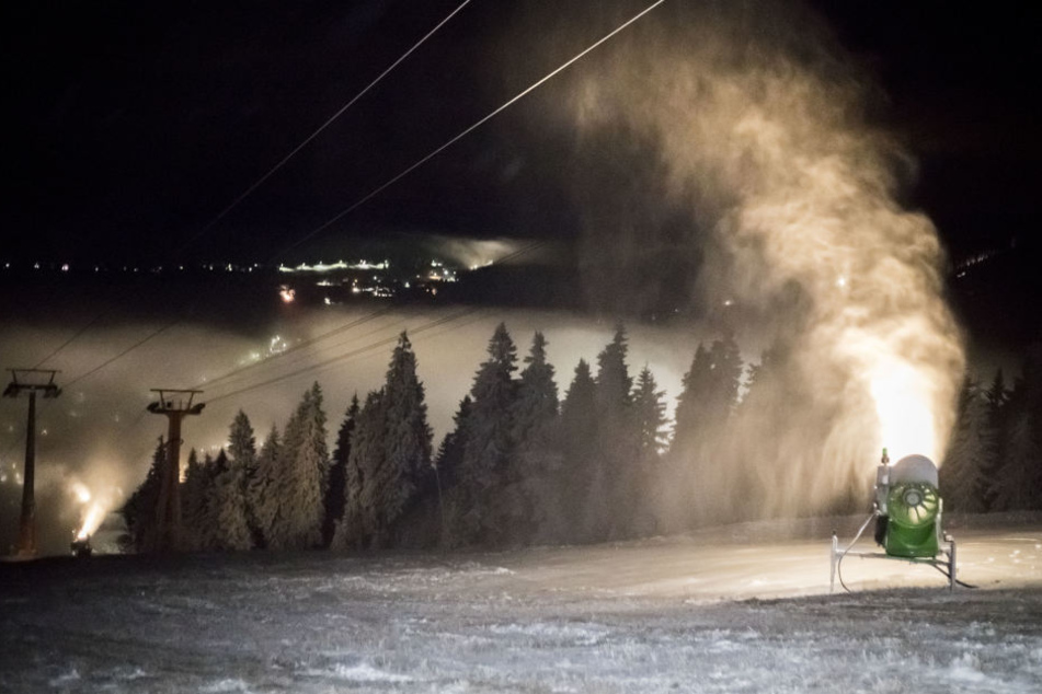 In Oberwiesenthal laufen die Schneekanonen auf Hochtouren.