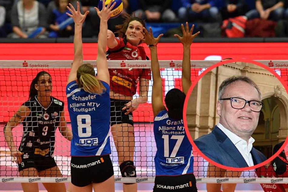 VBL-Boss Klaus-Peter Jung (kl.F.) erklärt die Regeländerung im Meisterschaftsmodus der Volleyball-Bundesliga.