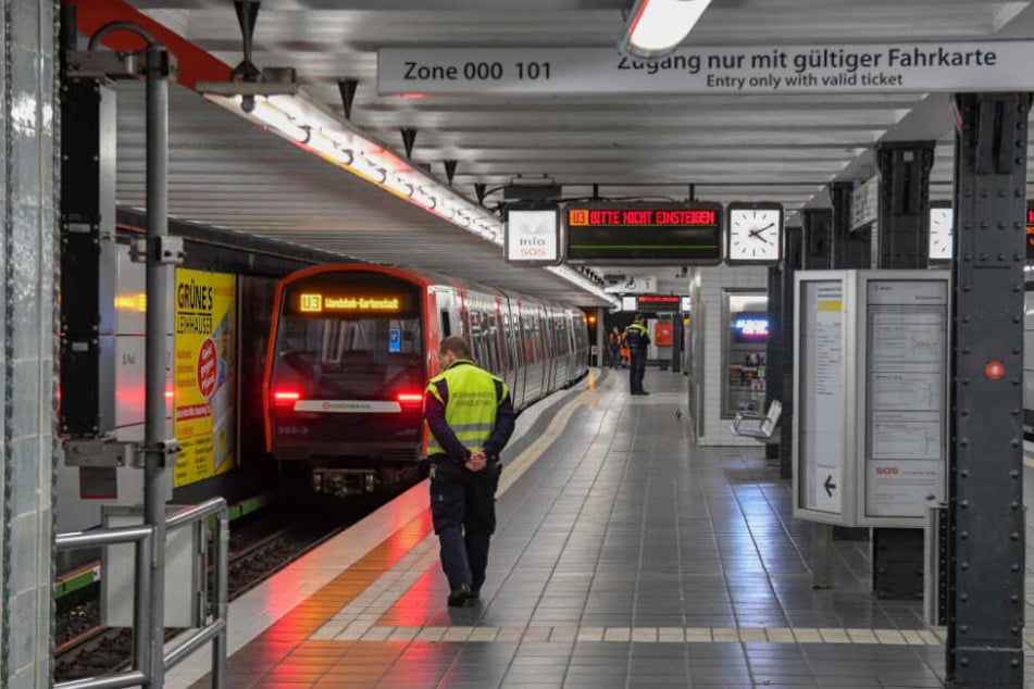 Der U-Bahnsteig war verlassen. Lediglich Mitarbeiter der Hochbahn sicherten den Unglücksort ab.