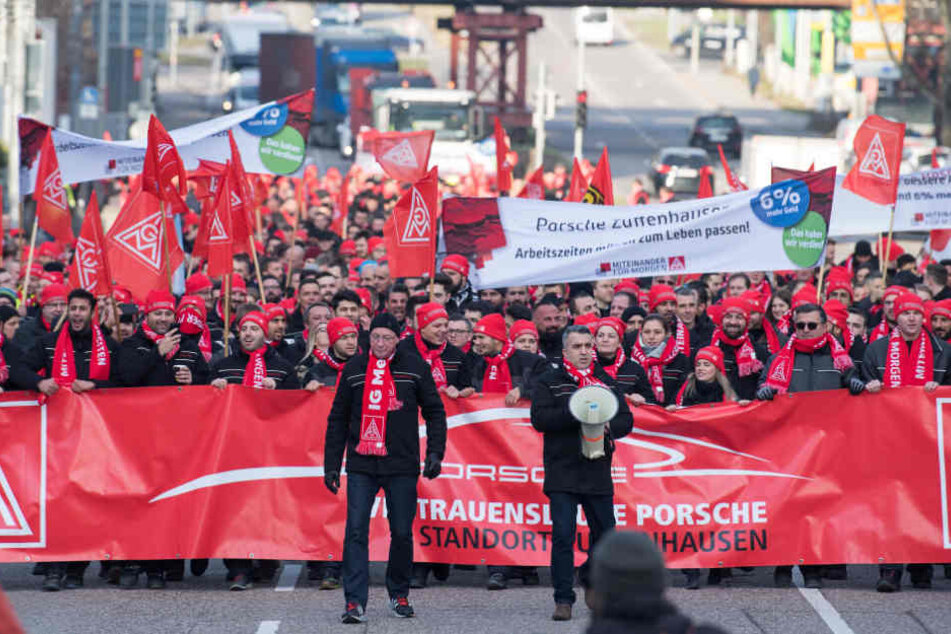 Die Gewerkschaft IG Metall fordert sechs Prozent mehr Geld und die Möglichkeit, die Arbeitszeit befristet auf 28 Stunden pro Woche zu senken.