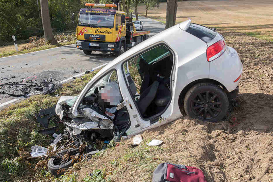 Der Aufprall war so heftig, dass eines der Fahrzeuge in den Graben geschleudert wurde.
