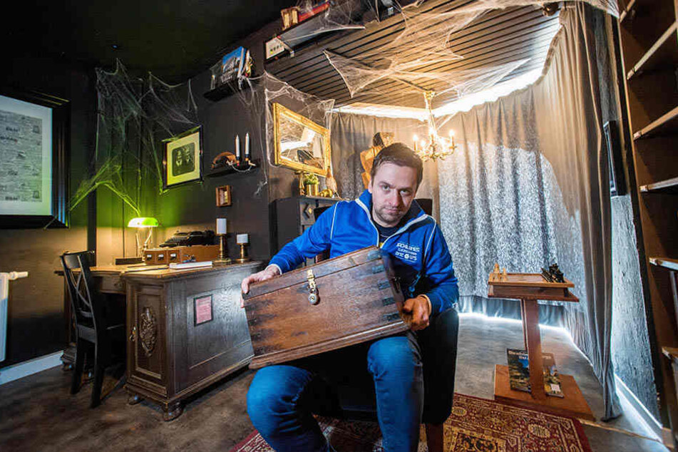 Rästelhafte Räume: Alex Meller ( 36 ) in seinen Escape Rooms auf dem Brühl, hier in der "Bibliothek - Reise um die Welt". Nun expandiert das beliebte Spiel in die Chemnitzer City.
