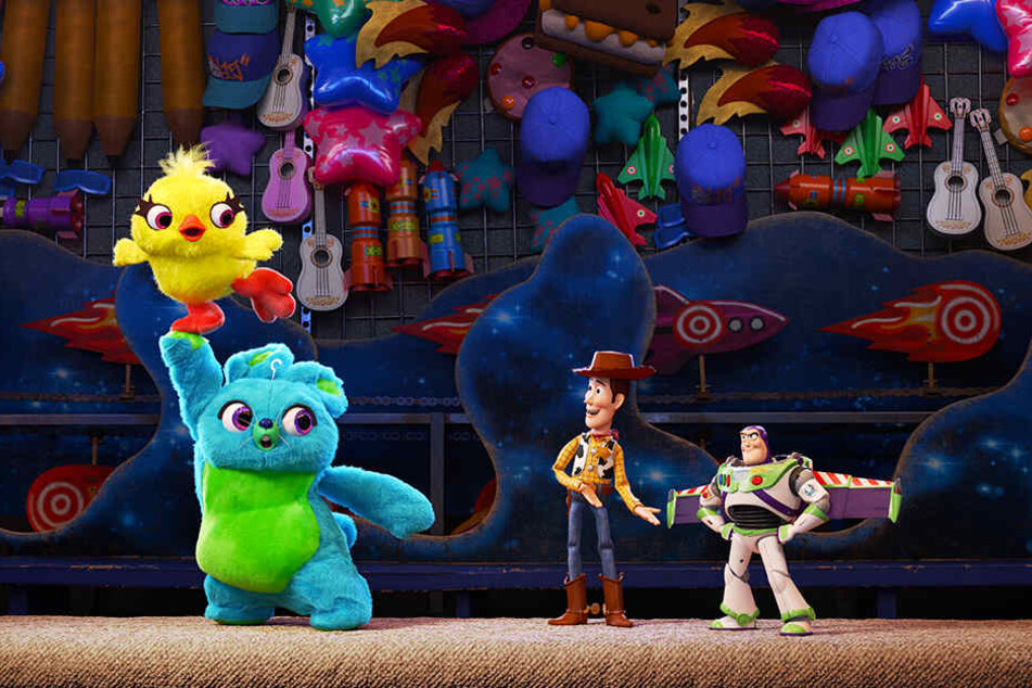Alte und neue Freunde: Cowboy-Sheriff Woody (Zweiter von rechts) mit seinem langjährigen Kumpel Buzz Lightyear (r.) beim Kennenlernen neuer Spielsachen.